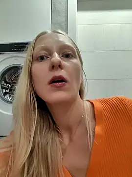 Snapshot of moon_blonde chatting on October 11, 7:01 pm moon blonde online show from October 11, 7:01 pm