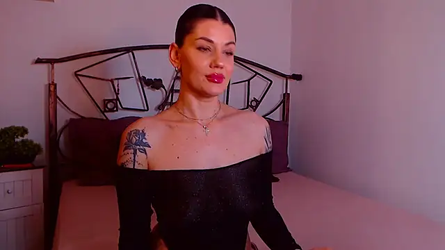 Snapshot of YvonneEverlee chatting on January 8, 8:33 pm YvonneEverlee online show from January 8, 8:33 pm