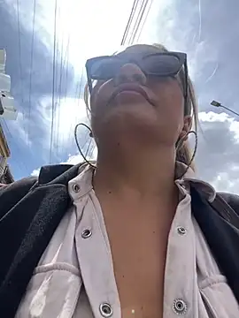 Snapshot of Afroditecash chatting on February 7, 6:24 pm Afroditecash online show from February 7, 6:24 pm