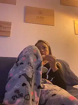 Snapshot of Afroditecash chatting on February 18, 6:37 pm Afroditecash online show from February 18, 6:37 pm