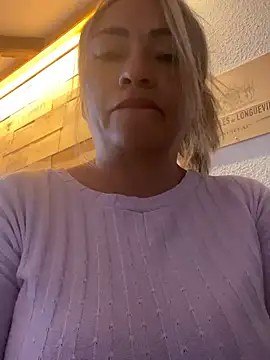 Snapshot of Afroditecash chatting on February 20, 4:25 pm Afroditecash online show from February 20, 4:25 pm