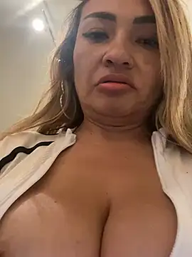 Snapshot of Afroditecash chatting on February 25, 6:53 pm Afroditecash online show from February 25, 6:53 pm