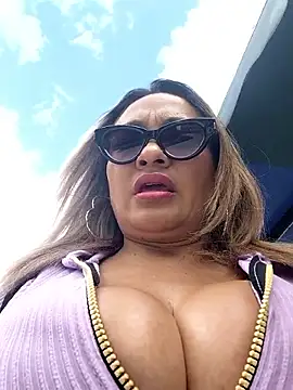 Snapshot of Afroditecash chatting on October 18, 7:14 pm Afroditecash online show from October 18, 7:14 pm