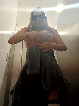 Snapshot of Afroditecash chatting on October 22, 6:18 pm Afroditecash online show from October 22, 6:18 pm