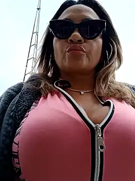 Snapshot of Afroditecash chatting on November 5, 5:57 pm Afroditecash online show from November 5, 5:57 pm