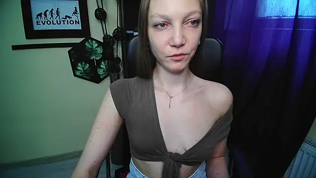 Snapshot of EmillyPlay chatting on May 19, 12:44 pm EmillyPlay online show from May 19, 12:44 pm