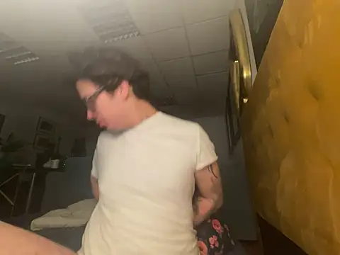 Snapshot of hardmecl chatting on March 14, 10:49 pm hardmecl online show from March 14, 10:49 pm