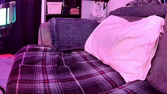 famousALYX online show from October 31, 7:09 am