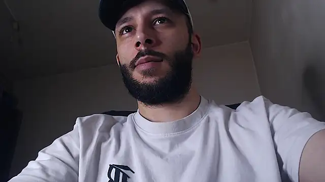 Snapshot of henryaxe chatting on June 19, 1:15 pm henryaxe online show from June 19, 1:15 pm