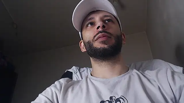 Snapshot of henryaxe chatting on June 25, 3:27 pm henryaxe online show from June 25, 3:27 pm
