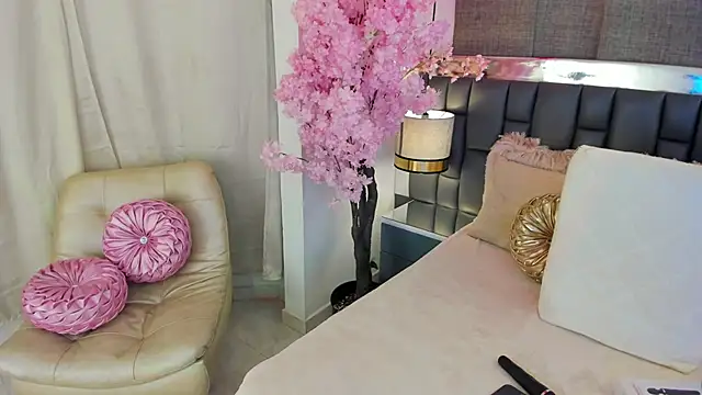 IsseyMz online show from March 17, 5:12 am