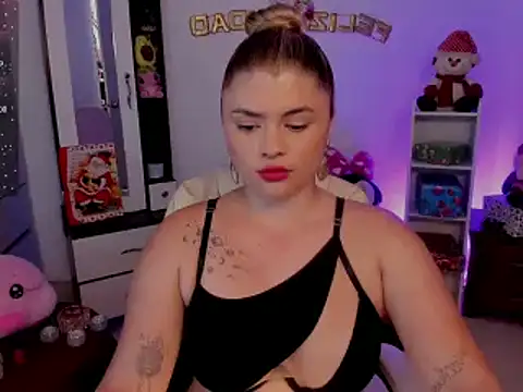 Snapshot of chloejones__ chatting on December 10, 9:43 pm chloejones online show from December 10, 9:43 pm