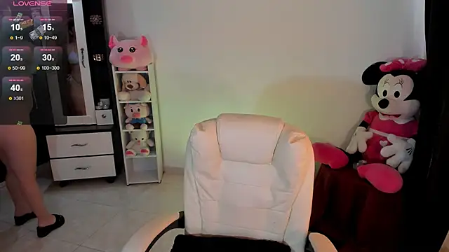 Snapshot of chloejones__ chatting on February 12, 9:11 pm chloejones online show from February 12, 9:11 pm