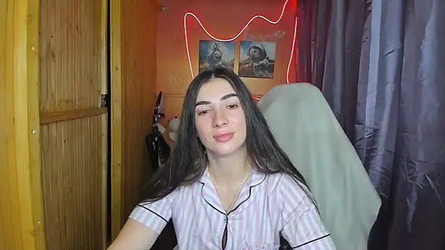 Snapshot of Fiery_Brunette_ chatting on February 18, 6:37 am Fiery Brunette online show from February 18, 6:37 am