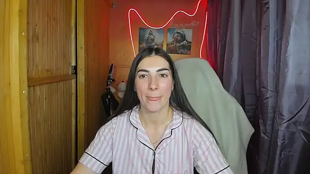 Snapshot of Fiery_Brunette_ chatting on February 18, 9:43 am Fiery Brunette online show from February 18, 9:43 am