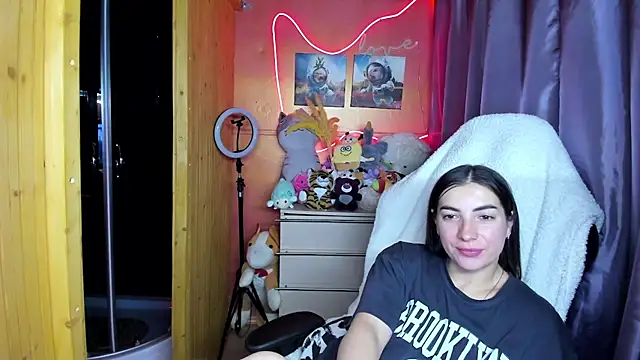 Fiery Brunette  online show from March 18, 5:10 am