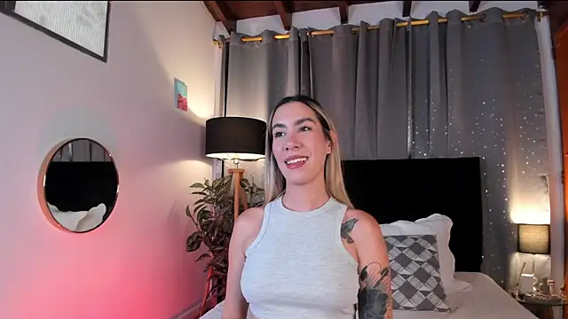 Snapshot of Lauren-Rosse chatting on January 19, 8:51 pm Lauren-Rosse online show from January 19, 8:51 pm