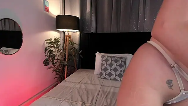 Snapshot of Lauren-Rosse chatting on February 1, 8:37 pm Lauren-Rosse online show from February 1, 8:37 pm