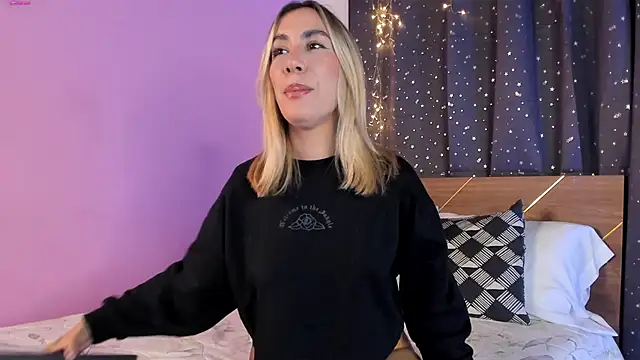 Snapshot of Lauren-Rosse chatting on February 27, 4:20 am Lauren-Rosse online show from February 27, 4:20 am