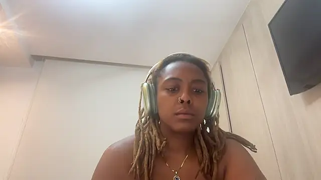 Snapshot of ChocolateCakeQueen chatting on February 13, 6:38 pm ChocolateCakeQueen online show from February 13, 6:38 pm