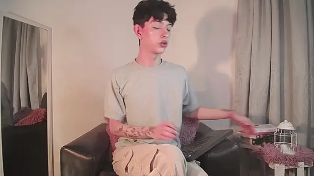 Snapshot of lyamthommpson chatting on February 9, 4:36 am lyamthommpson online show from February 9, 4:36 am