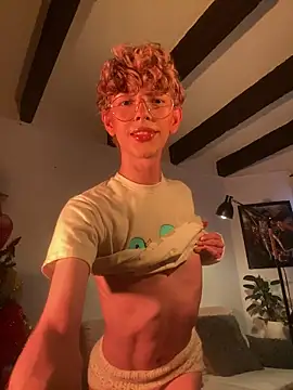 Snapshot of lyamthommpson chatting on December 1, 8:14 pm lyamthommpson online show from December 1, 8:14 pm