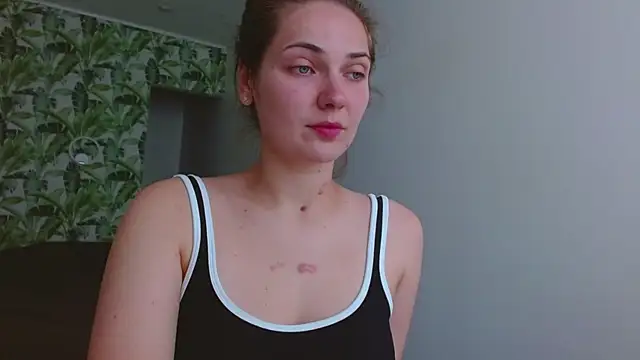 Snapshot of Olivia_shine chatting on June 25, 4:23 am Olivia shine online show from June 25, 4:23 am