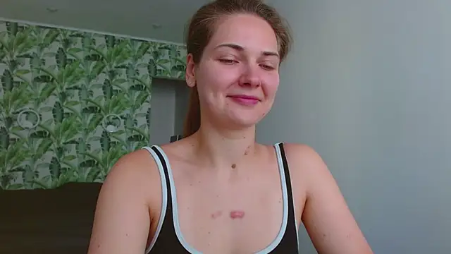 Snapshot of Olivia_shine chatting on August 3, 4:22 am Olivia shine online show from August 3, 4:22 am
