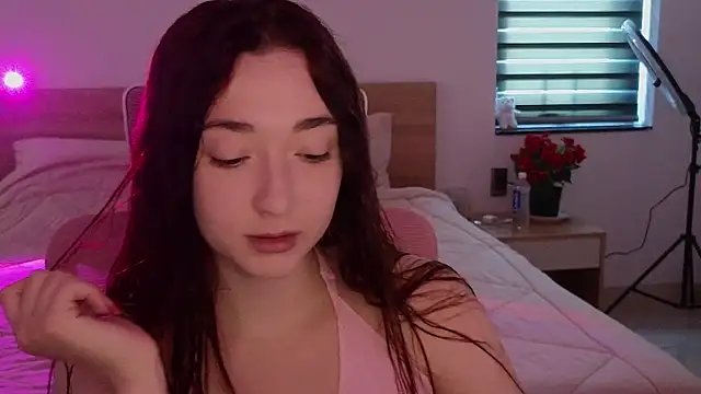 Snapshot of YasmineWest chatting on May 10, 4:50 am YasmineWest online show from May 10, 4:50 am