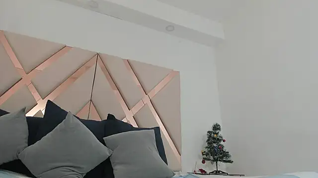 emma castilloo online show from December 15, 11:09 pm