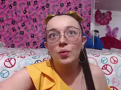 Snapshot of Angela_18honey chatting on June 6, 1:32 am Angela 18honey online show from June 6, 1:32 am