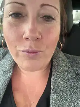 Snapshot of xsexycurvymilf chatting on December 23, 10:53 am xsexycurvymilf online show from December 23, 10:53 am