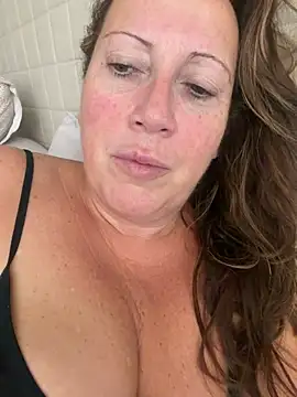Snapshot of xsexycurvymilf chatting on July 31, 6:24 am xsexycurvymilf online show from July 31, 6:24 am
