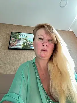 EmmaInLove23 online show from August 1, 11:14 pm