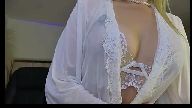 Snapshot of Ammy_Castro chatting on August 1, 10:41 pm Ammy Castro online show from August 1, 10:41 pm