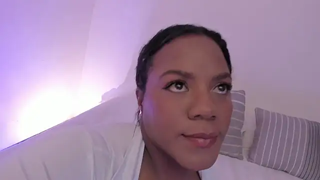 Snapshot of Sexyshantal_ chatting on October 28, 7:27 pm Sexyshantal online show from October 28, 7:27 pm