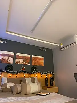 LiliJones  online show from December 9, 7:39 pm