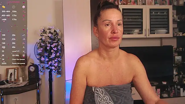 Snapshot of SheilaRyan chatting on November 3, 5:20 am SheilaRyan online show from November 3, 5:20 am