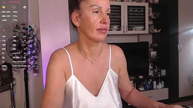 Snapshot of SheilaRyan chatting on November 11, 5:07 am SheilaRyan online show from November 11, 5:07 am