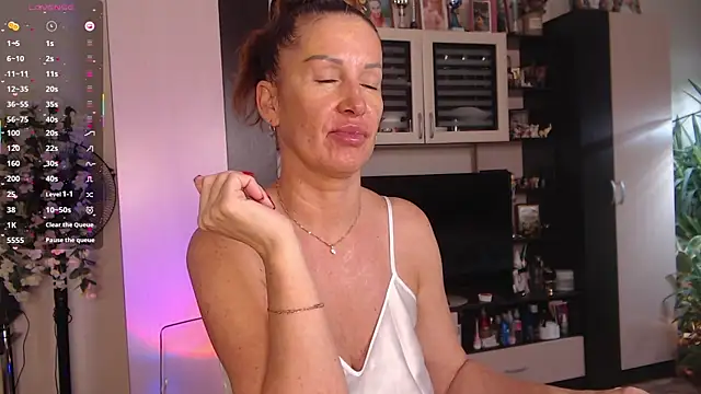 Snapshot of SheilaRyan chatting on November 18, 5:34 am SheilaRyan online show from November 18, 5:34 am