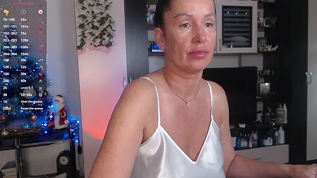 Snapshot of SheilaRyan chatting on December 15, 5:01 am SheilaRyan online show from December 15, 5:01 am