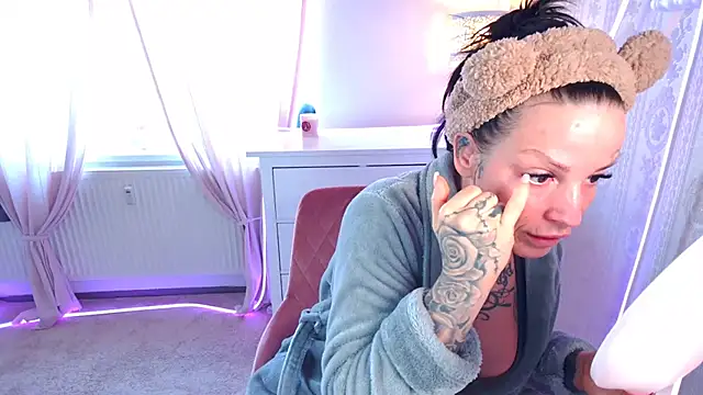 Snapshot of EmilyDiazofficial chatting on February 15, 9:08 am EmilyDiazofficial online show from February 15, 9:08 am