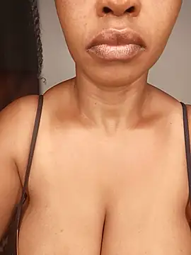 Snapshot of boobsnipplian chatting on May 24, 4:50 am boobsnipplian online show from May 24, 4:50 am