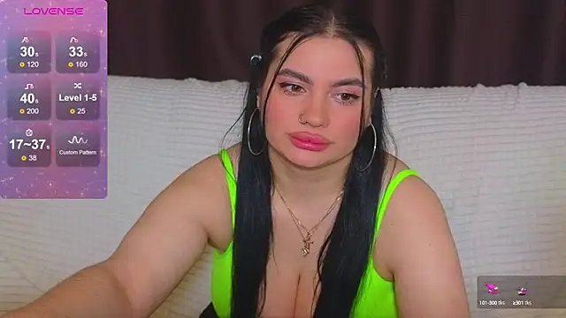 Snapshot of Nikki_Kardashian chatting on January 30, 1:22 am Nikki Kardashian online show from January 30, 1:22 am