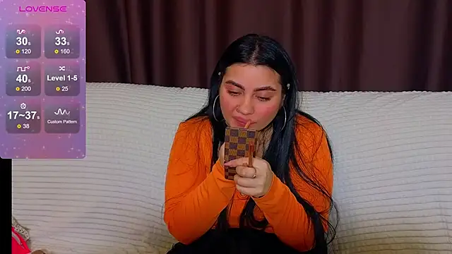 Snapshot of Nikki_Kardashian chatting on February 11, 10:18 pm Nikki Kardashian online show from February 11, 10:18 pm