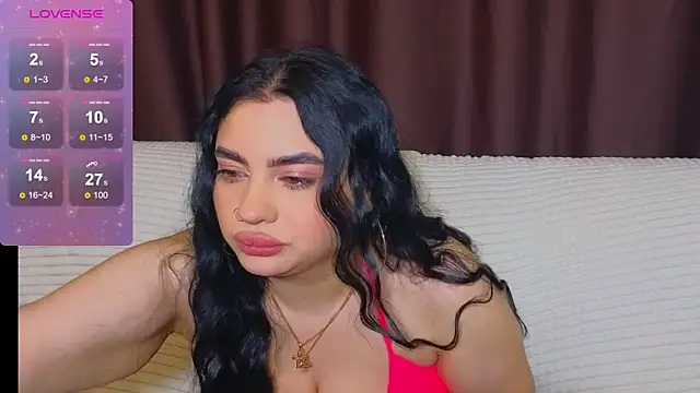 Snapshot of Nikki_Kardashian chatting on February 15, 3:52 am Nikki Kardashian online show from February 15, 3:52 am