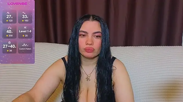 Snapshot of Nikki_Kardashian chatting on February 25, 10:18 pm Nikki Kardashian online show from February 25, 10:18 pm