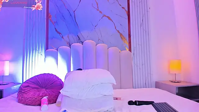 carolriveraa  online show from March 1, 8:31 pm