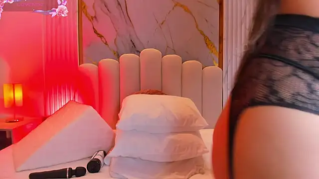 carolriveraa  online show from March 18, 7:53 pm