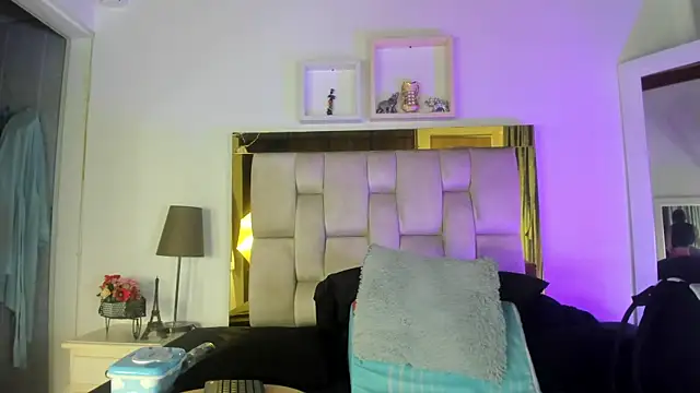 Snapshot of emmy_r chatting on December 21, 12:06 pm emmy r online show from December 21, 12:06 pm